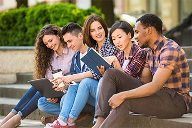 Student looking at their grades via The Hub at 365球赛平台 | thehub